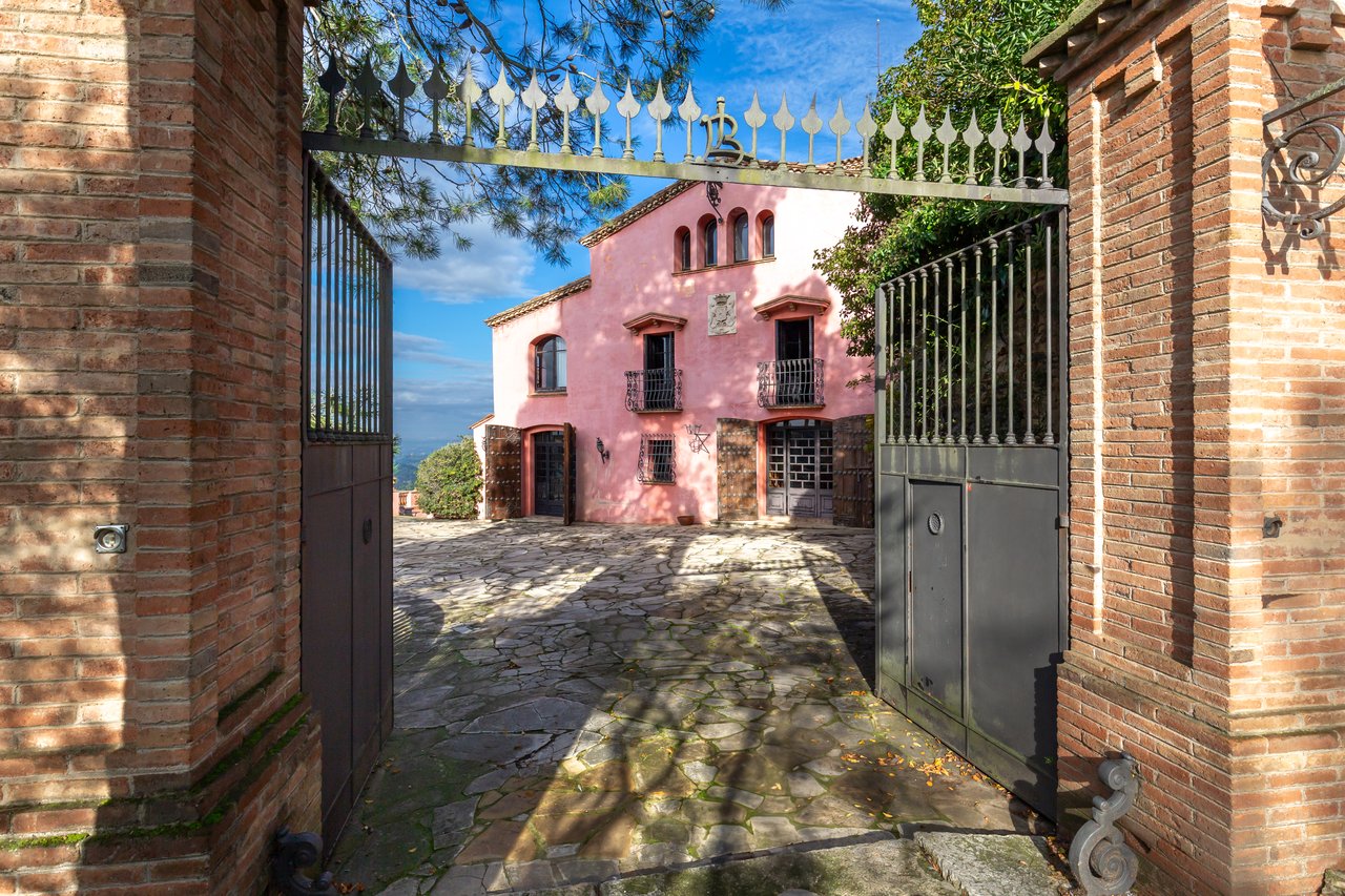 Residential complex: farmhouse with a chapel and 2 single-family houses