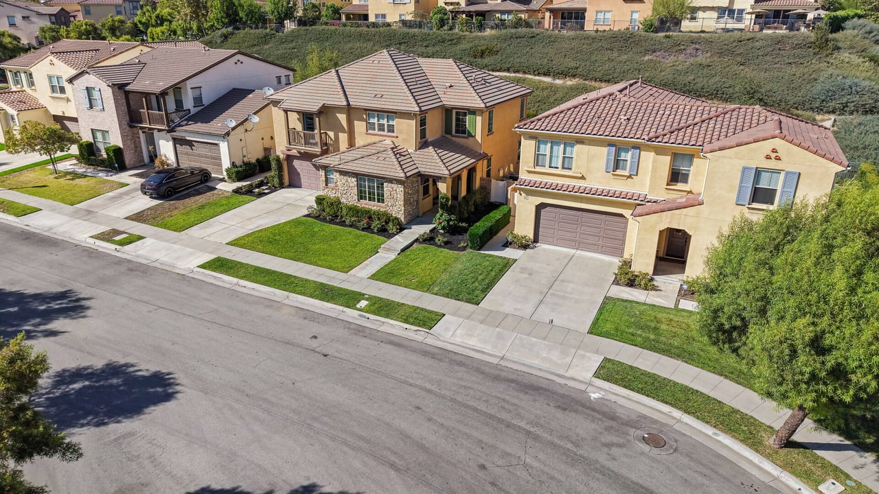 885 E Manresa
