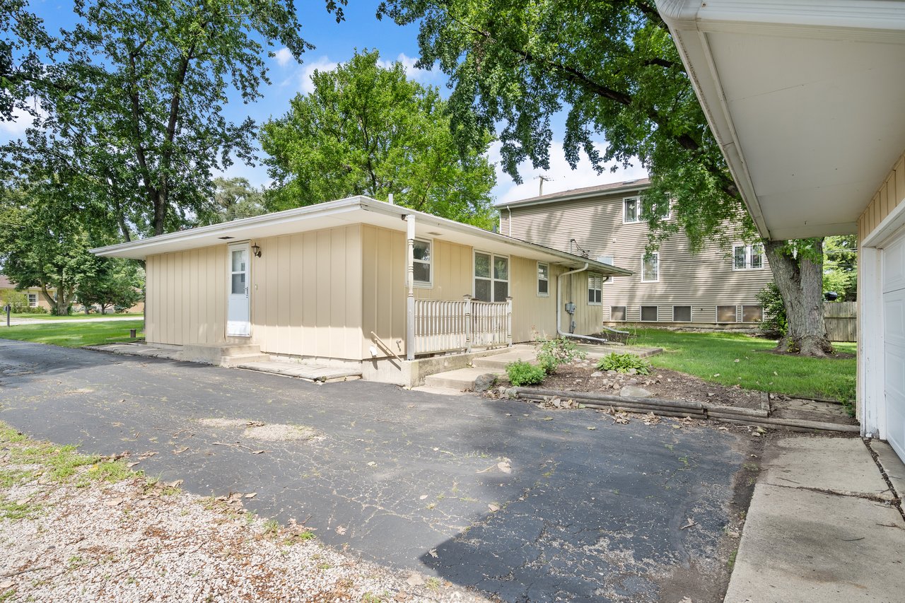 6705 Clarendon Hills Rd, Darien