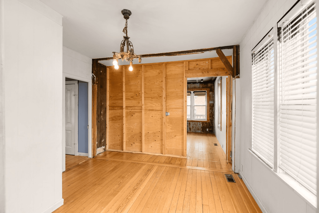 *SOLD* Just Listed In Roslyn