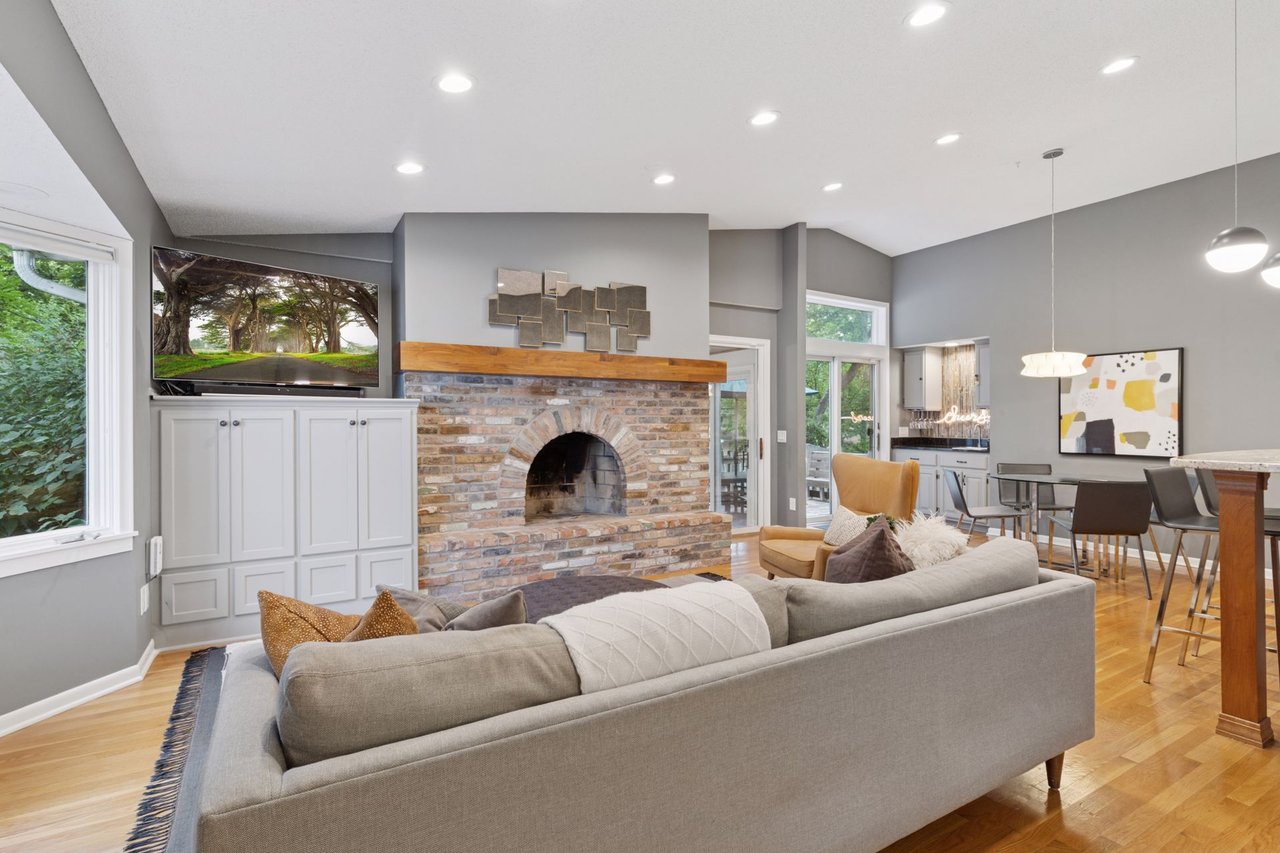 *PENDING* 4516 Vandervork Ave, Edina