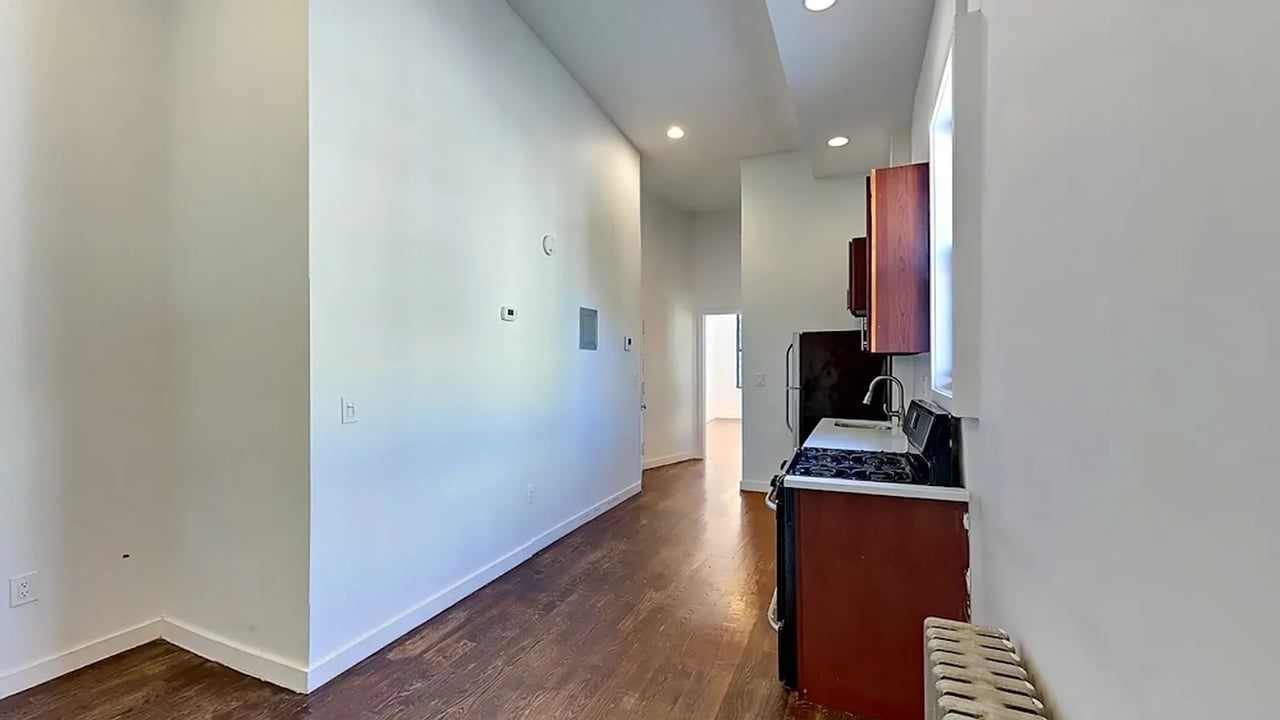 886 Franklin Ave 2R