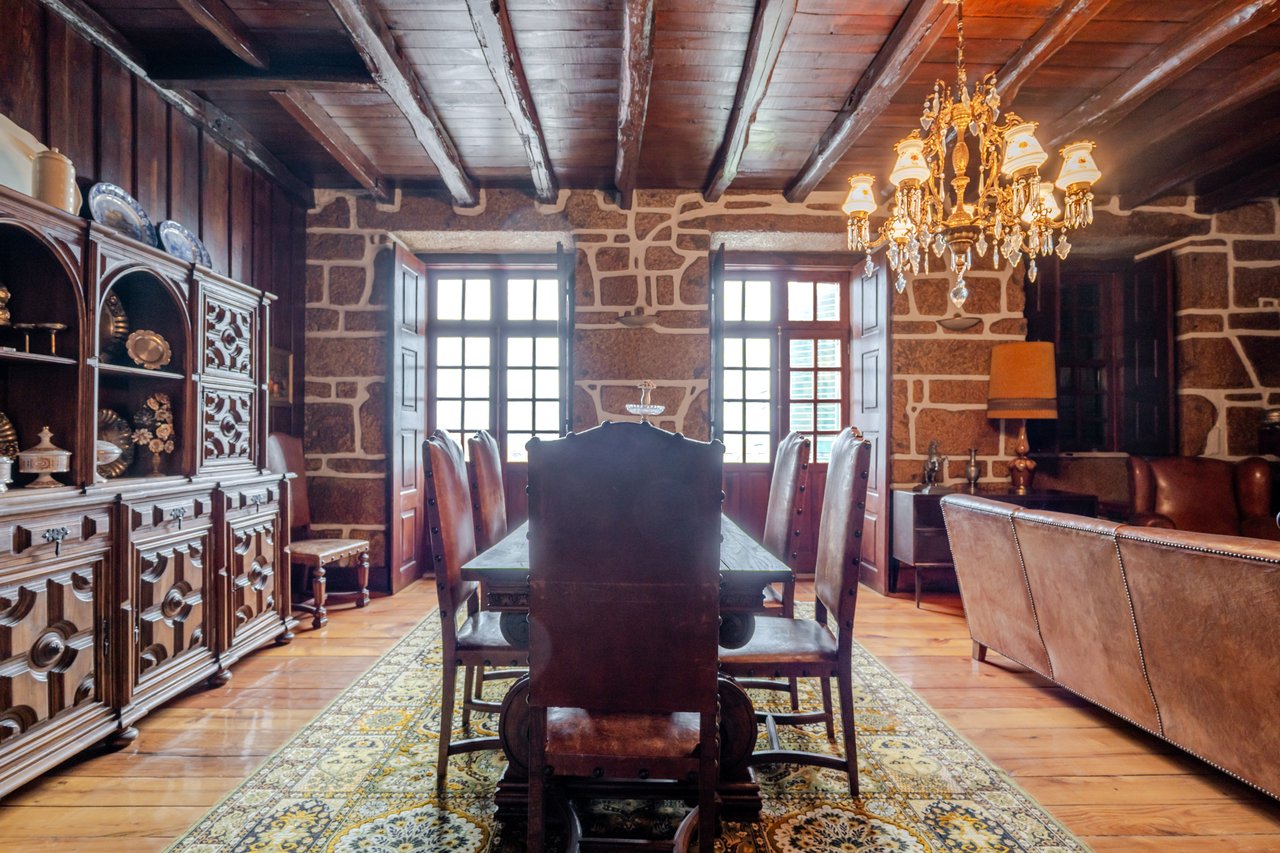 Rustic Four-Bedroom House with Private Land in Folhadela, Vila Real
