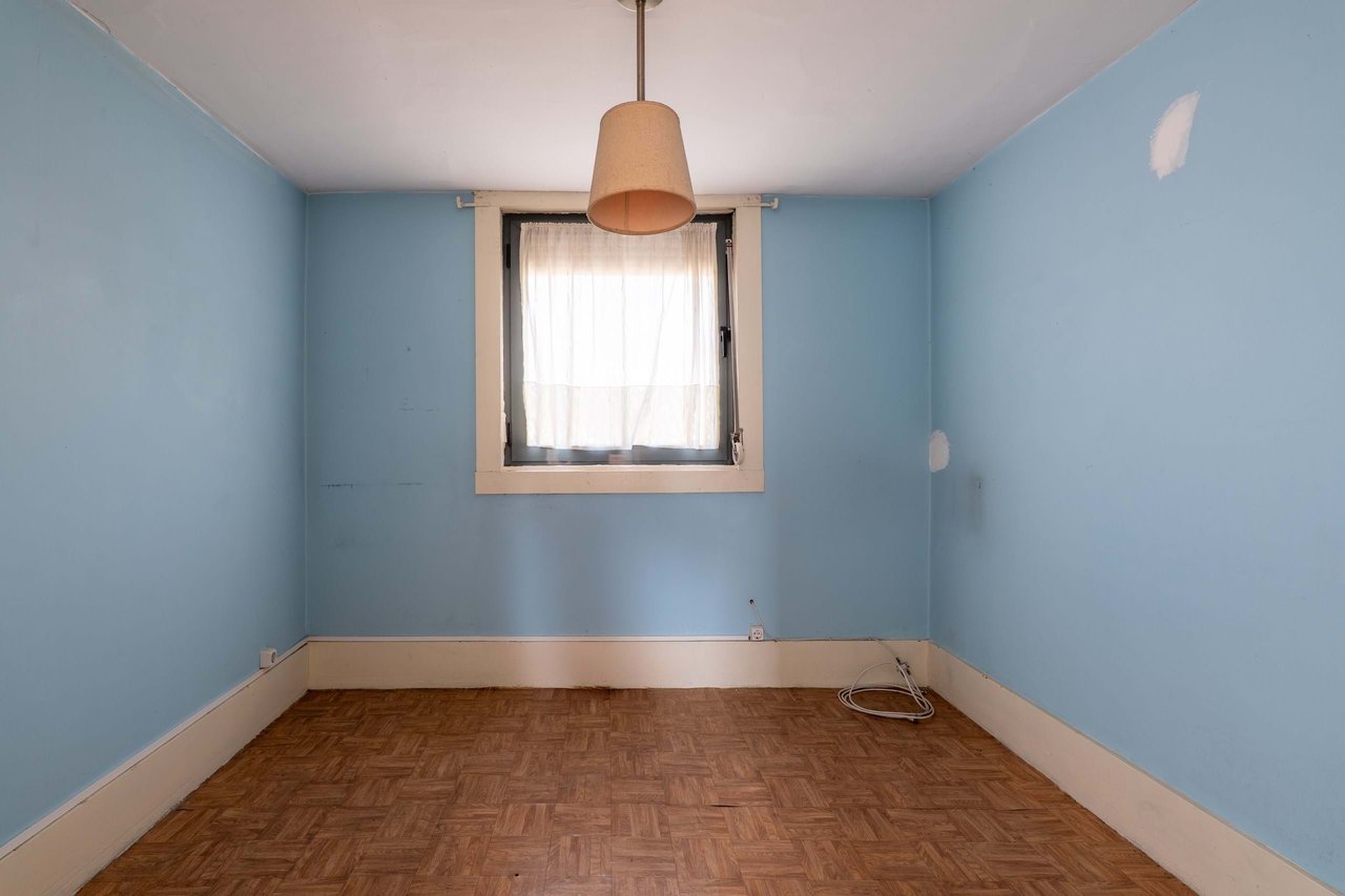 Historic Home for Restoration in Matosinhos, Porto – Prime Coastal Investment Opportunity