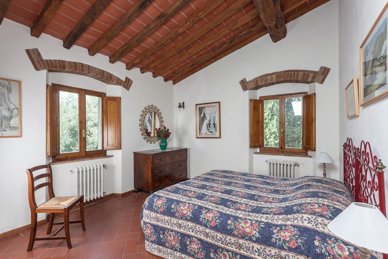 High End Country Villa With Apartments