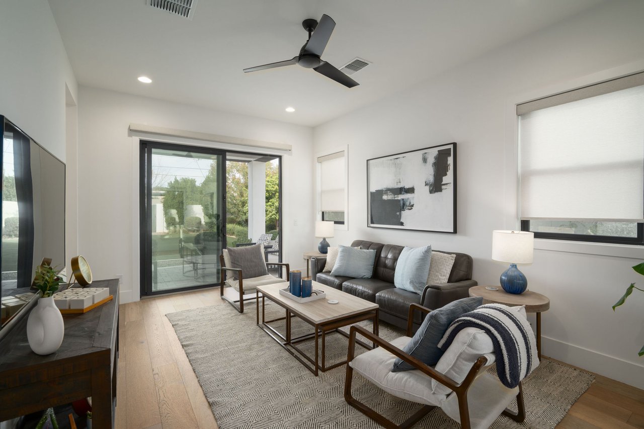 3226 E GLENROSA Avenue