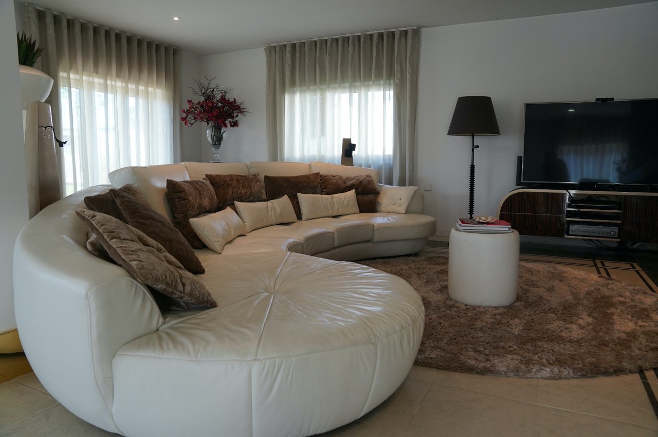 Spacious Three-Bedroom Villa with Swimming Pool and Tennis Court in Guardizela