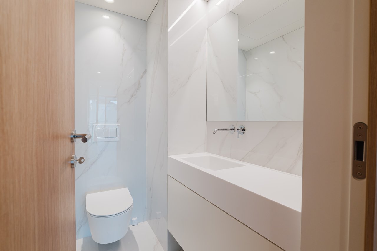 Elegant 3-Bedroom Sea-View Apartment with Large Terrace & Rooftop Pool in Vila Nova de Gaia