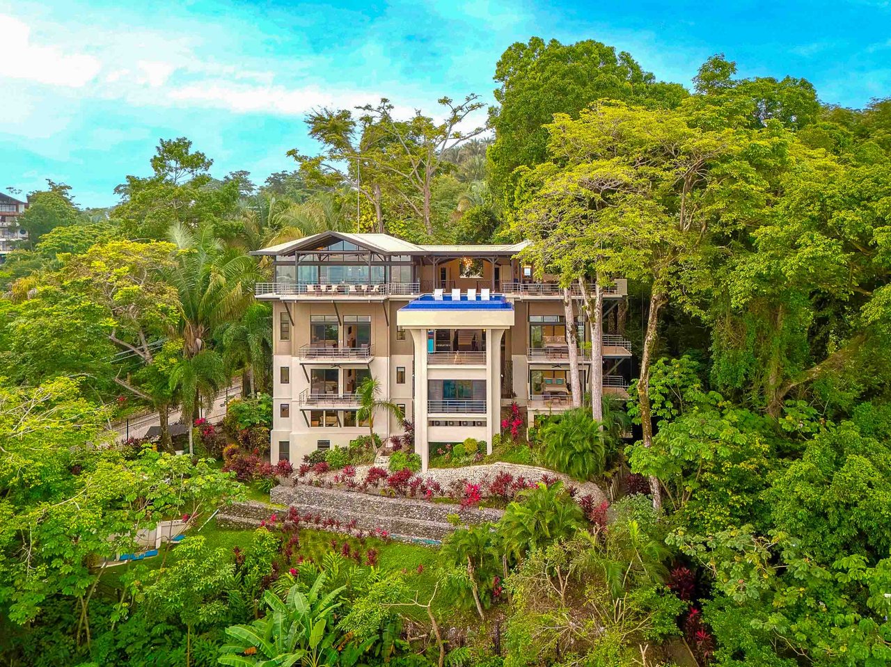 Walk to beach Vista Hermosa Estate Lucrative Contemporary Estate