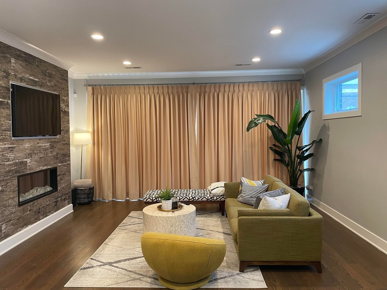 1470 W Winona ST 201