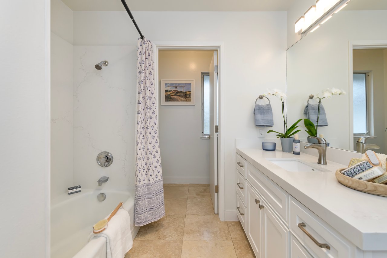 Refined Single-Level Waterfront Retreat