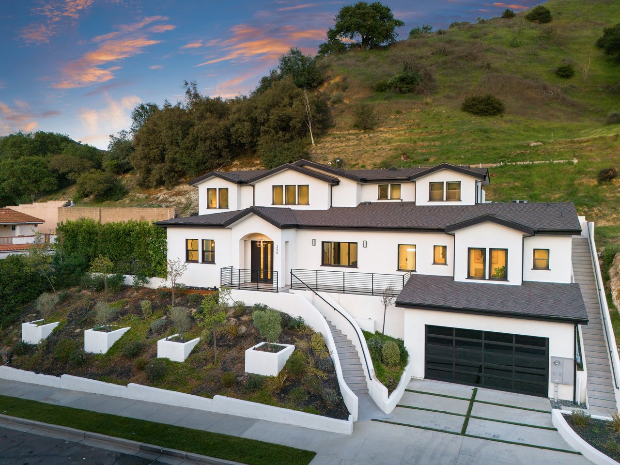 350 Mount Carmel Dr, Glendale 