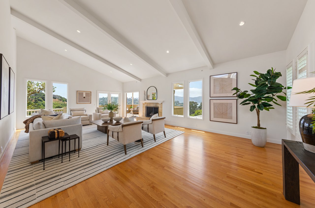 Picturesque and Private View Residence