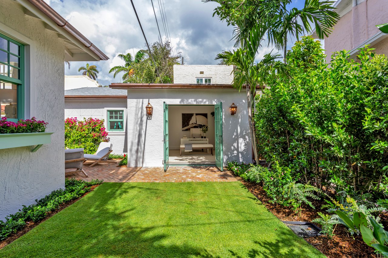 Charming Like New Residence In Town