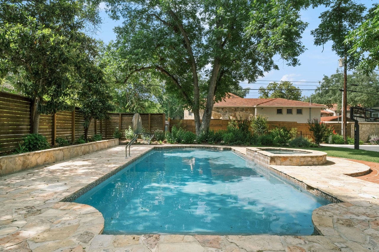 Luxury Property in Olmos Park