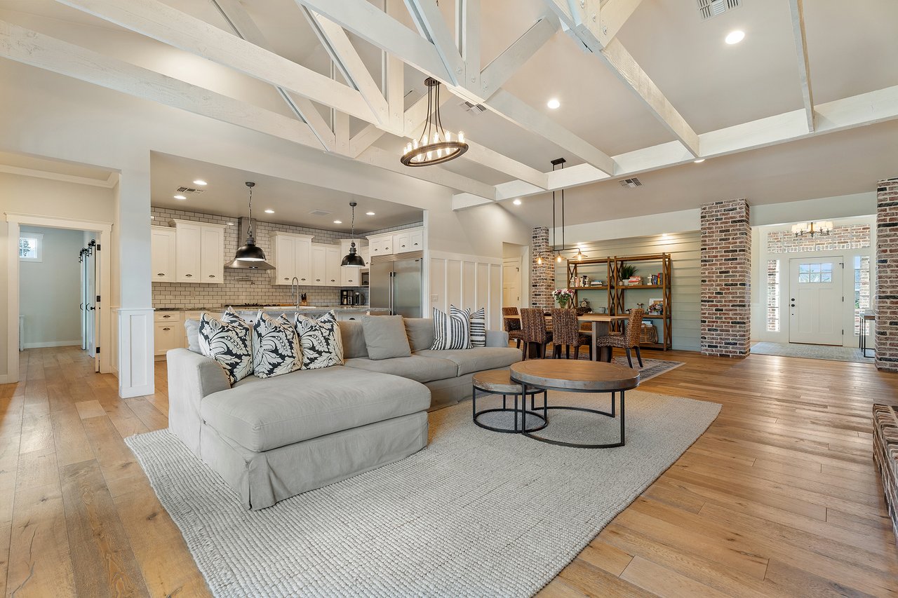 3838 E DEVONSHIRE Avenue