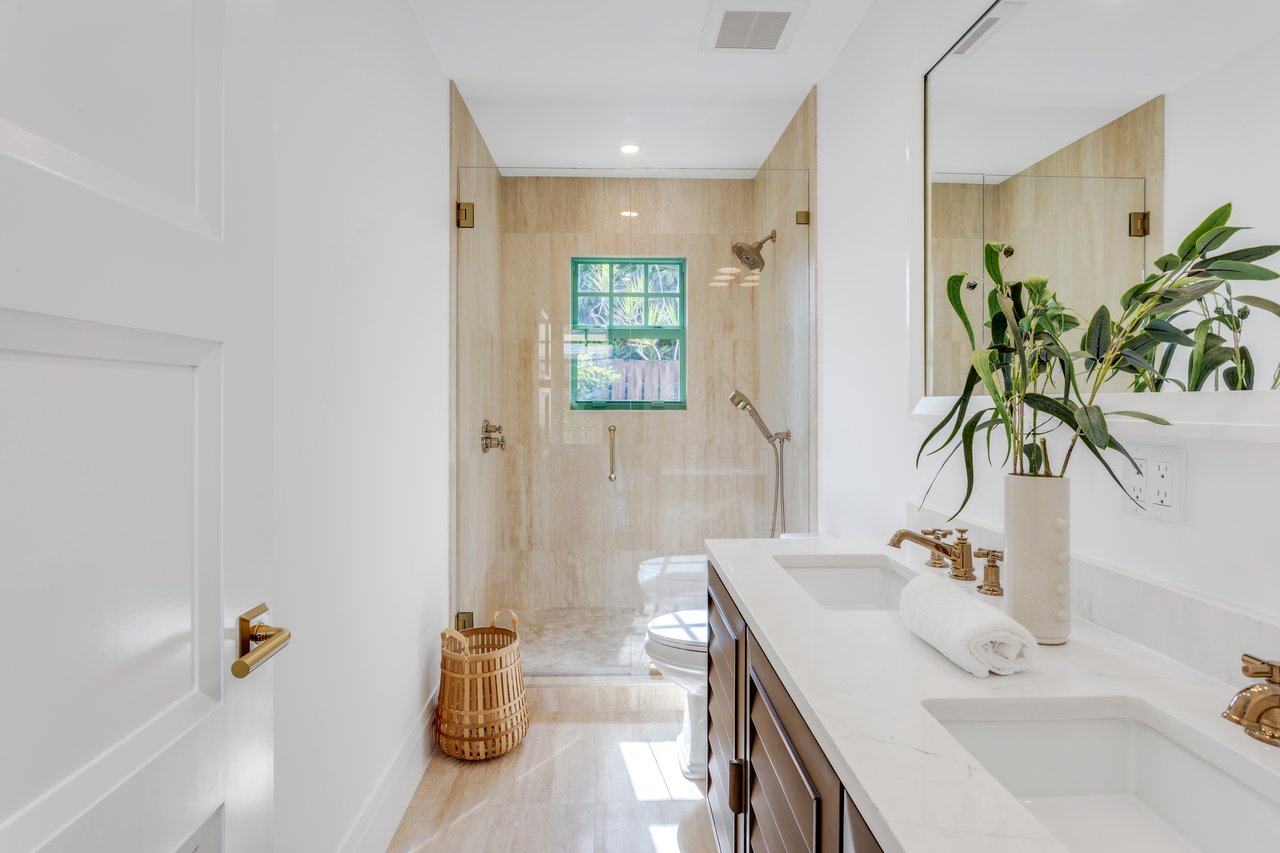 Charming Like New Residence In Town