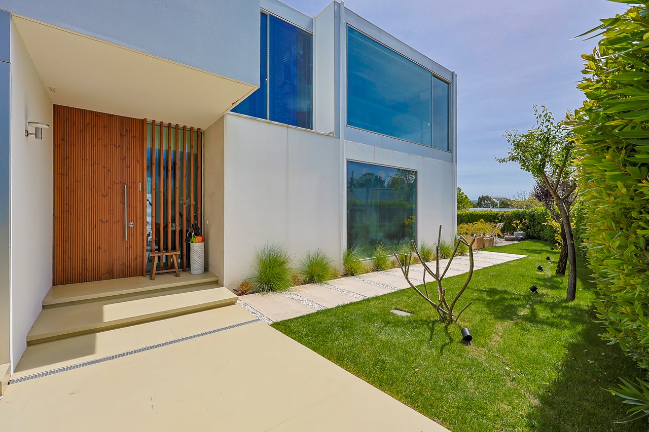 “The Green Villa” – Elegant Luxury Villa with Pool in Carnaxide, Oeiras