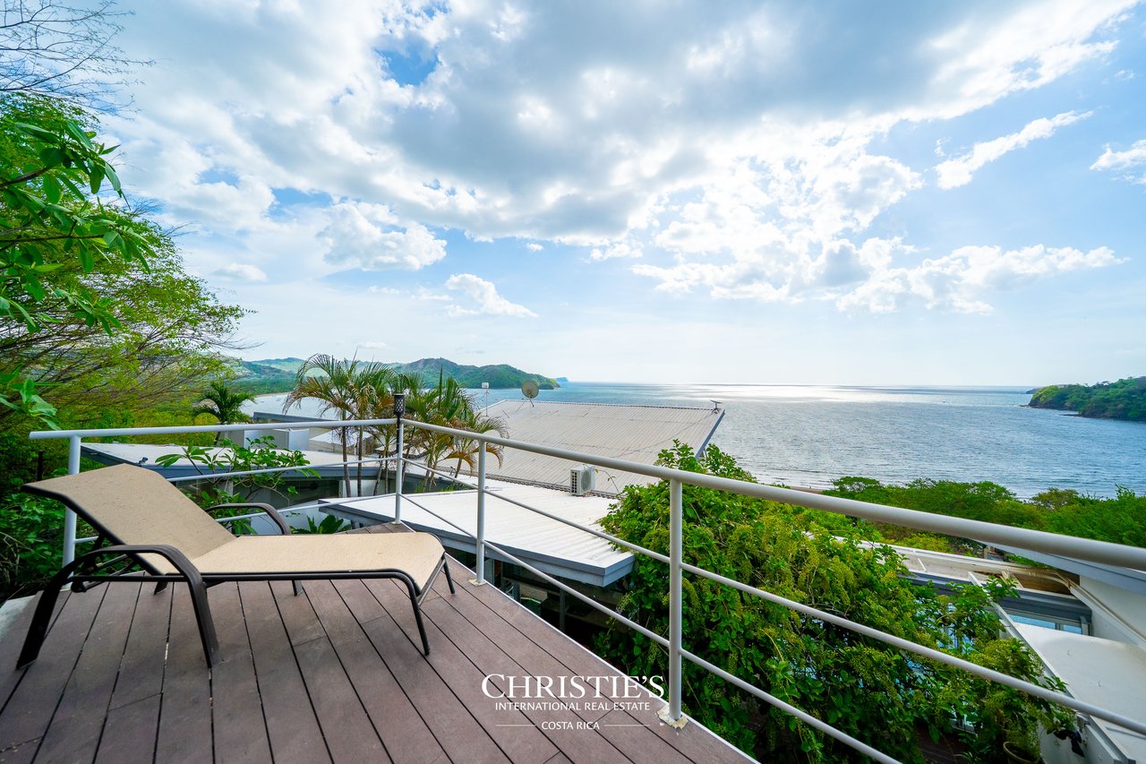 Casa Holmes: Award-Winning Glass House with Ocean Views