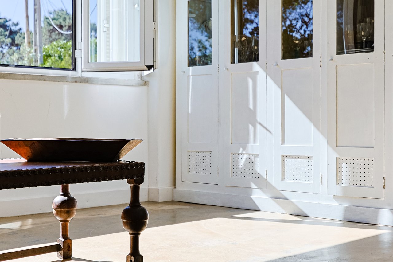 Spacious 5-Bedroom Villa with Expansive Garden Near Sintra in Colares