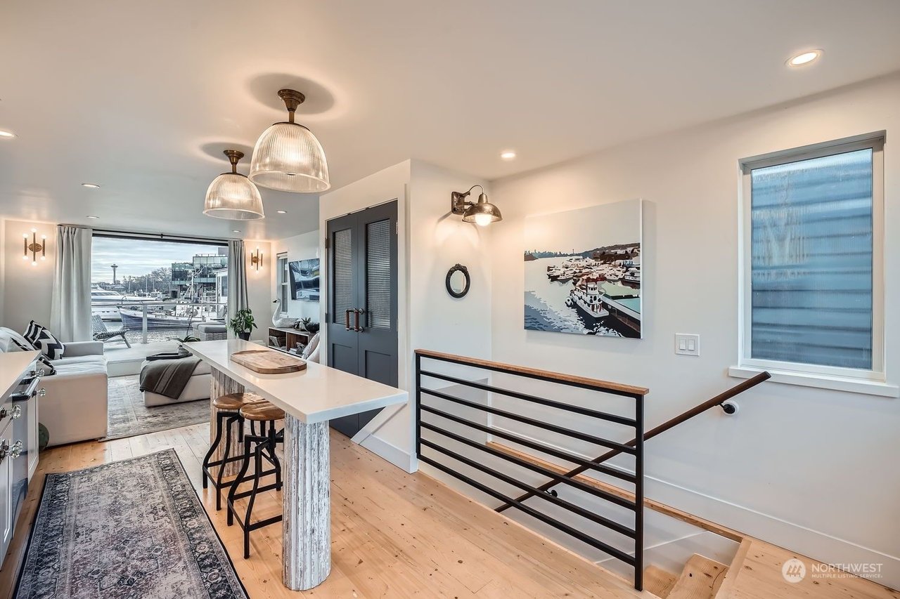 2309 N Northlake Way, #4