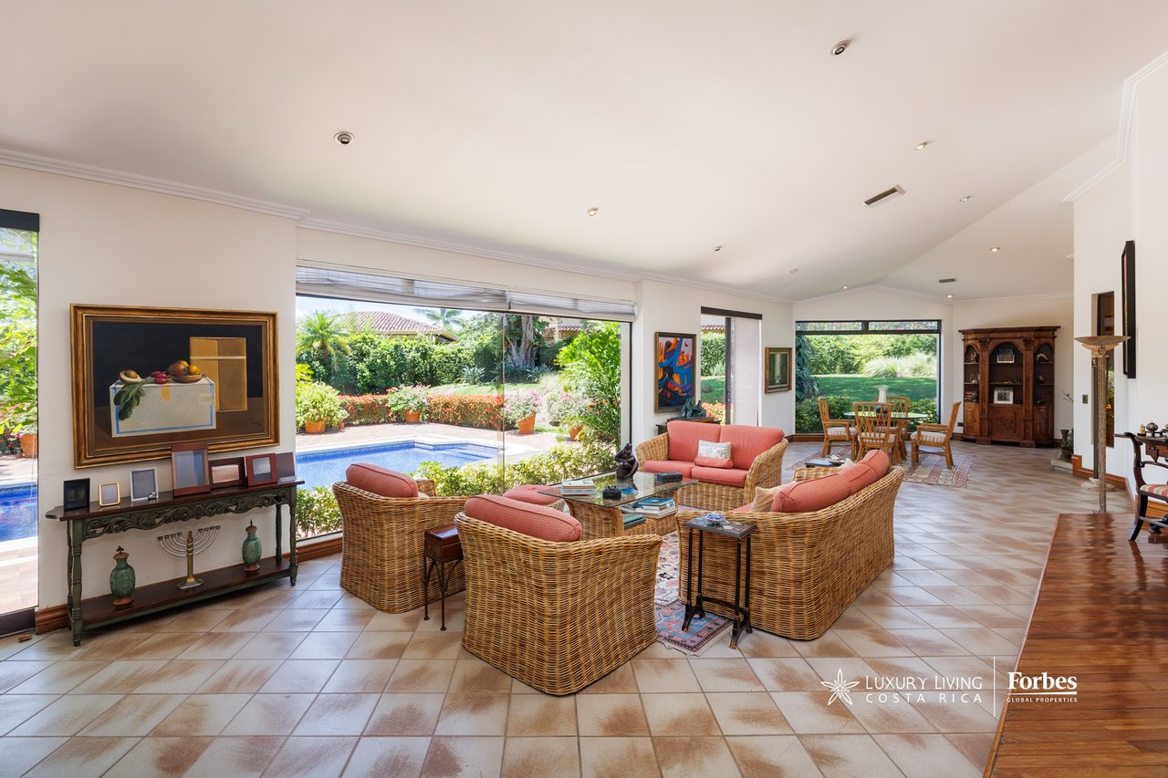 21575 - One level home with almost 3,000sqm of land in Bosques de Lindora