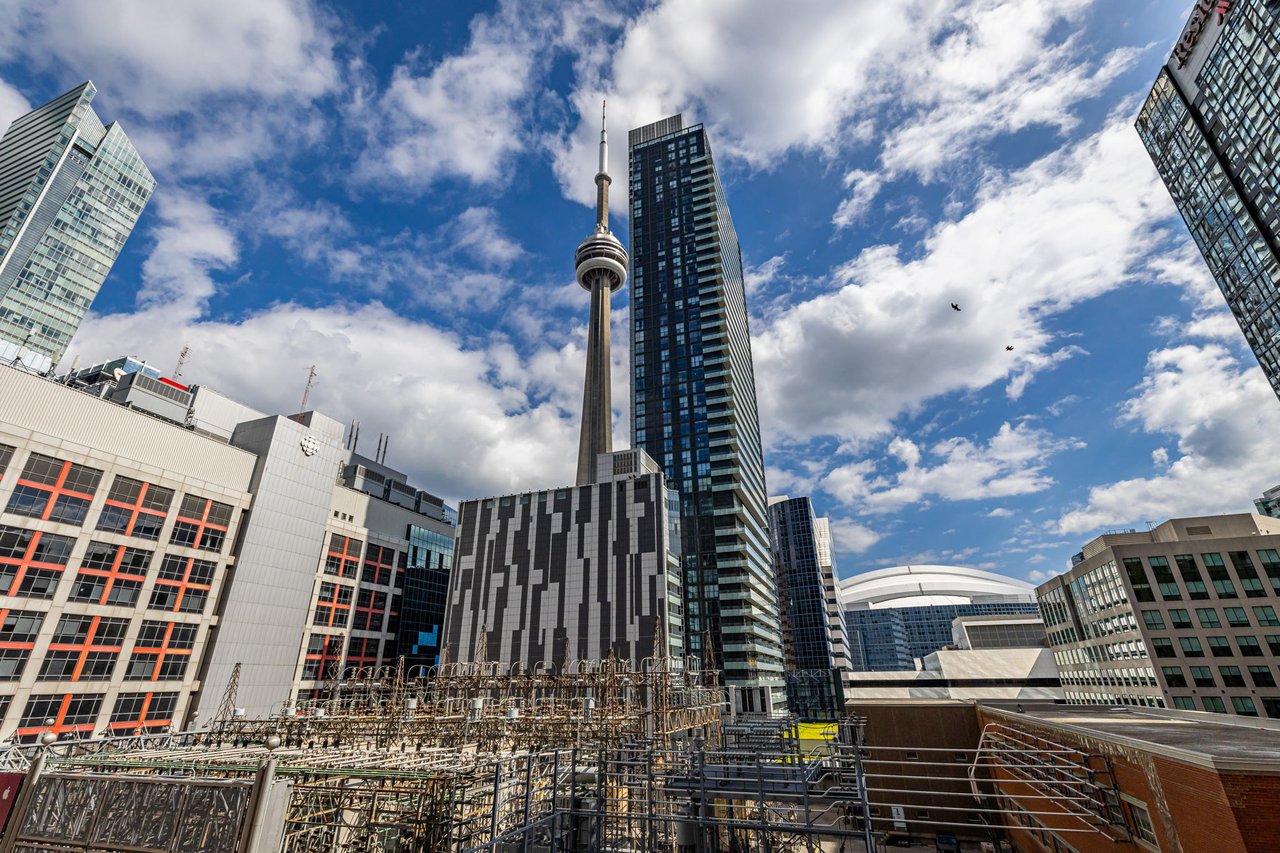 250 Wellington St W 535