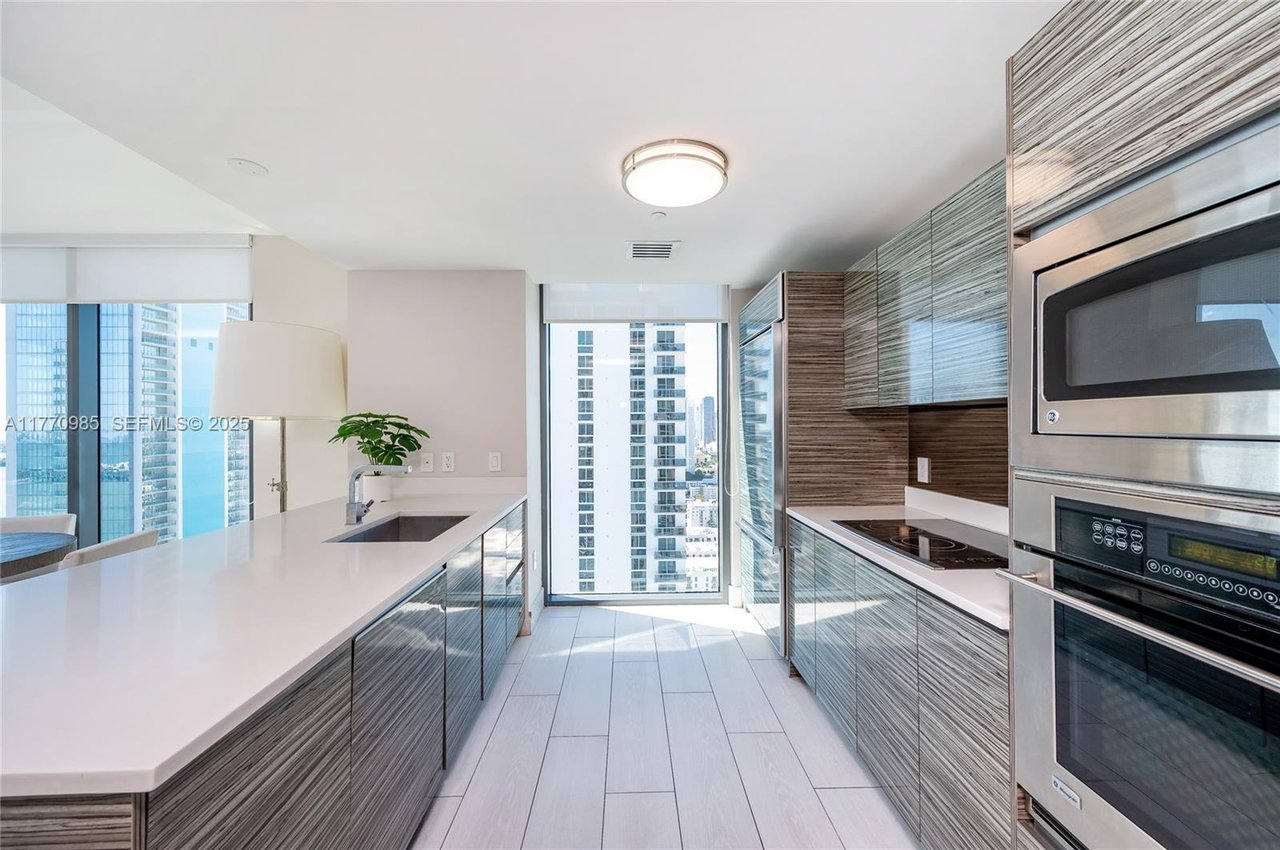 miami-icon-bay-condo-sold-kitchen
