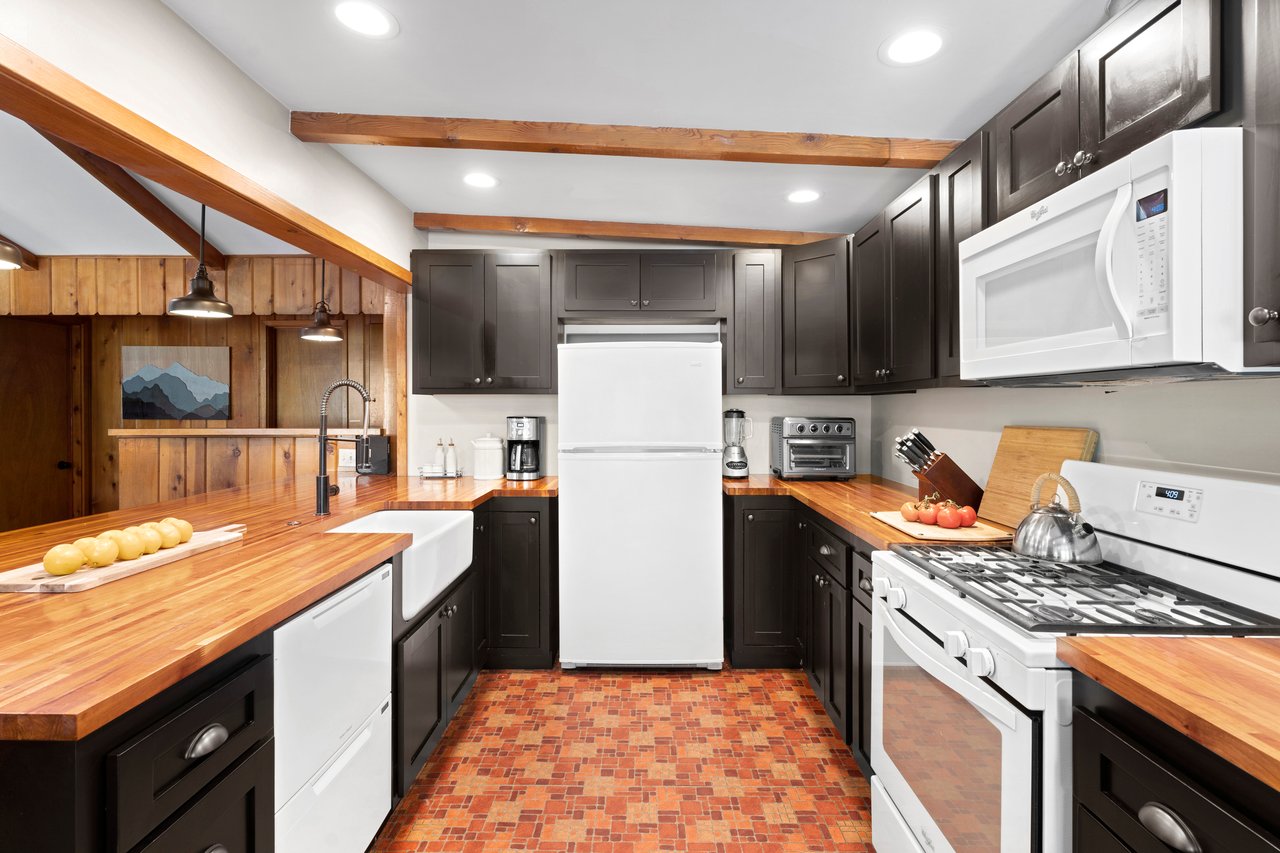 Private Cabin with hot tub, walk to village