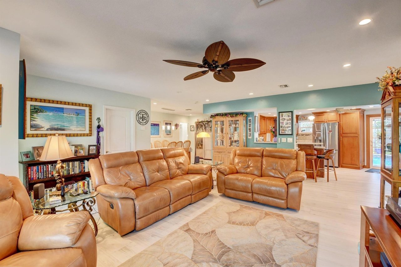 917 SW 38th Ct