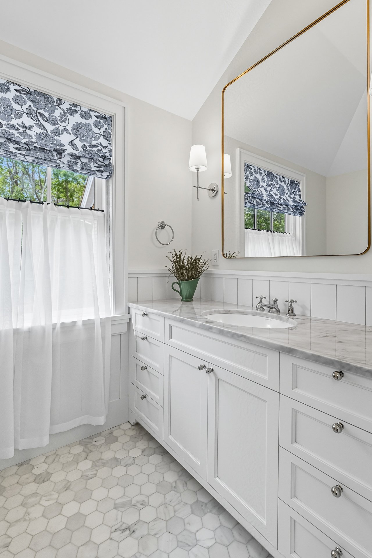 417 Edge of Woods Road