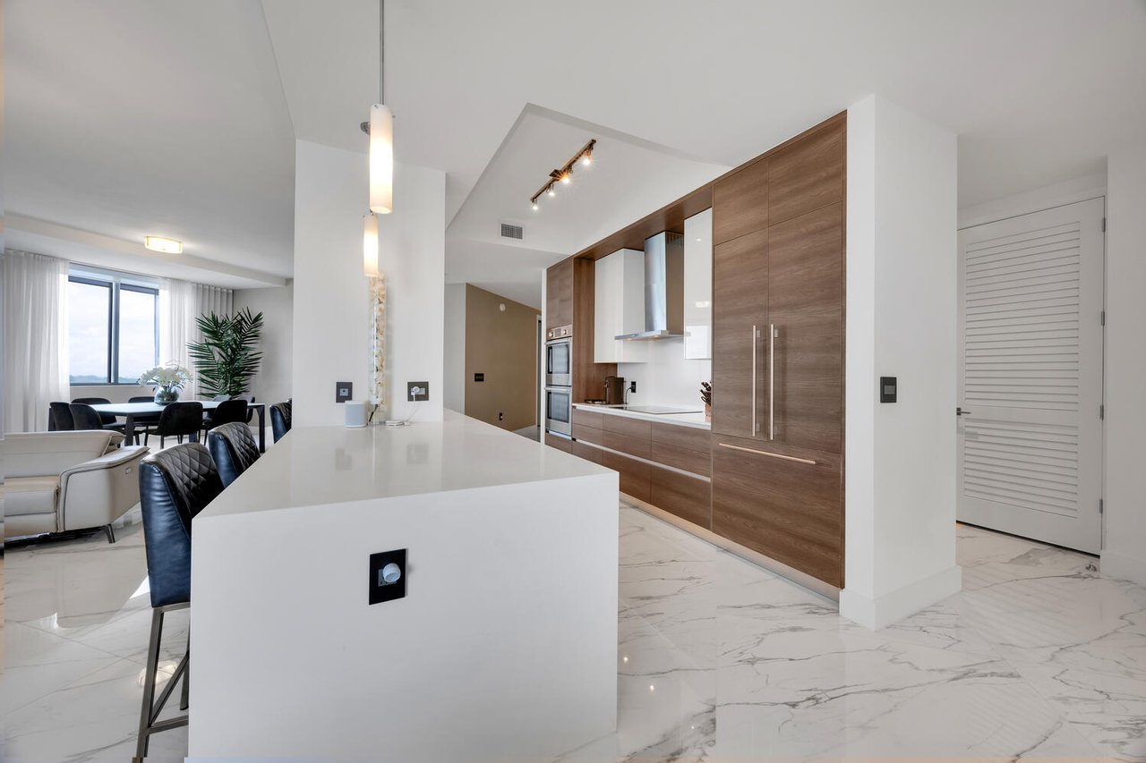 Exceptional Lower Penthouse Corner Unit in The City Beautiful
