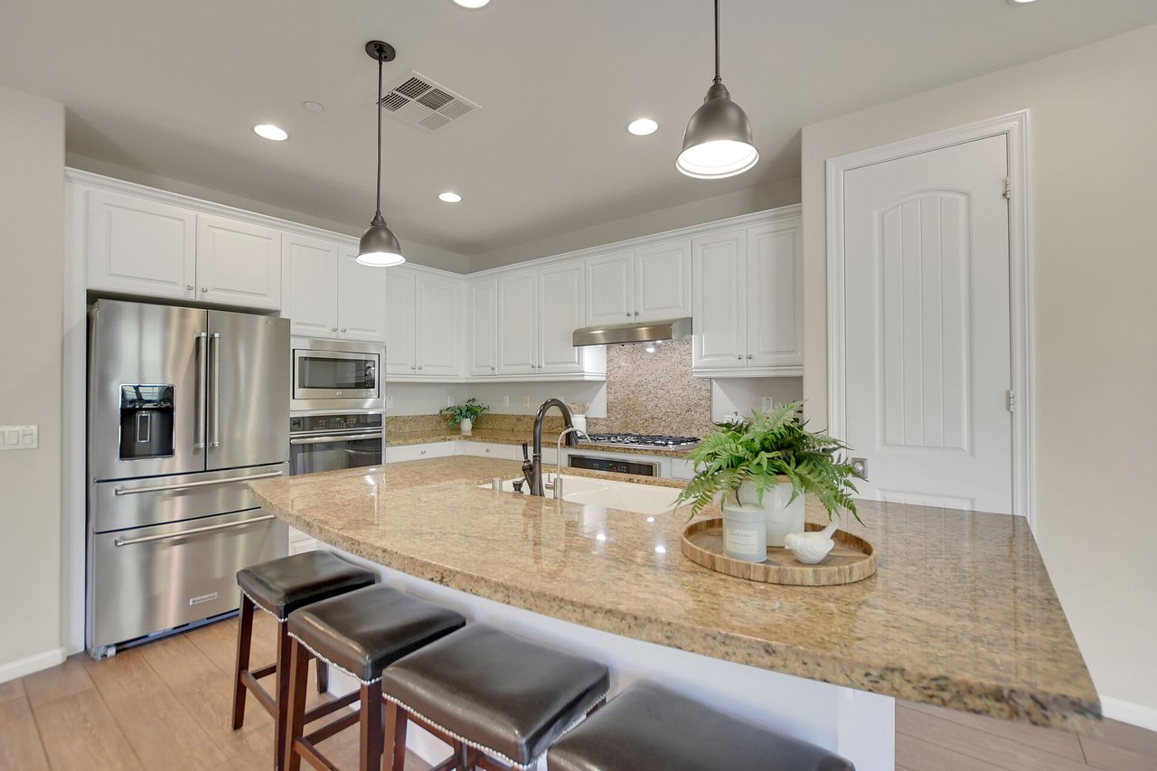 885 E Manresa