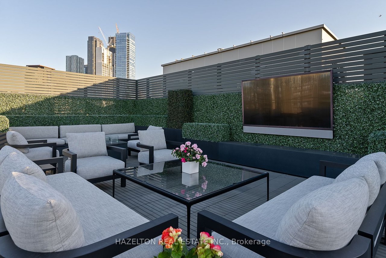 YORKVILLE'S PINACLE OF LUXURY PENTHOUSE