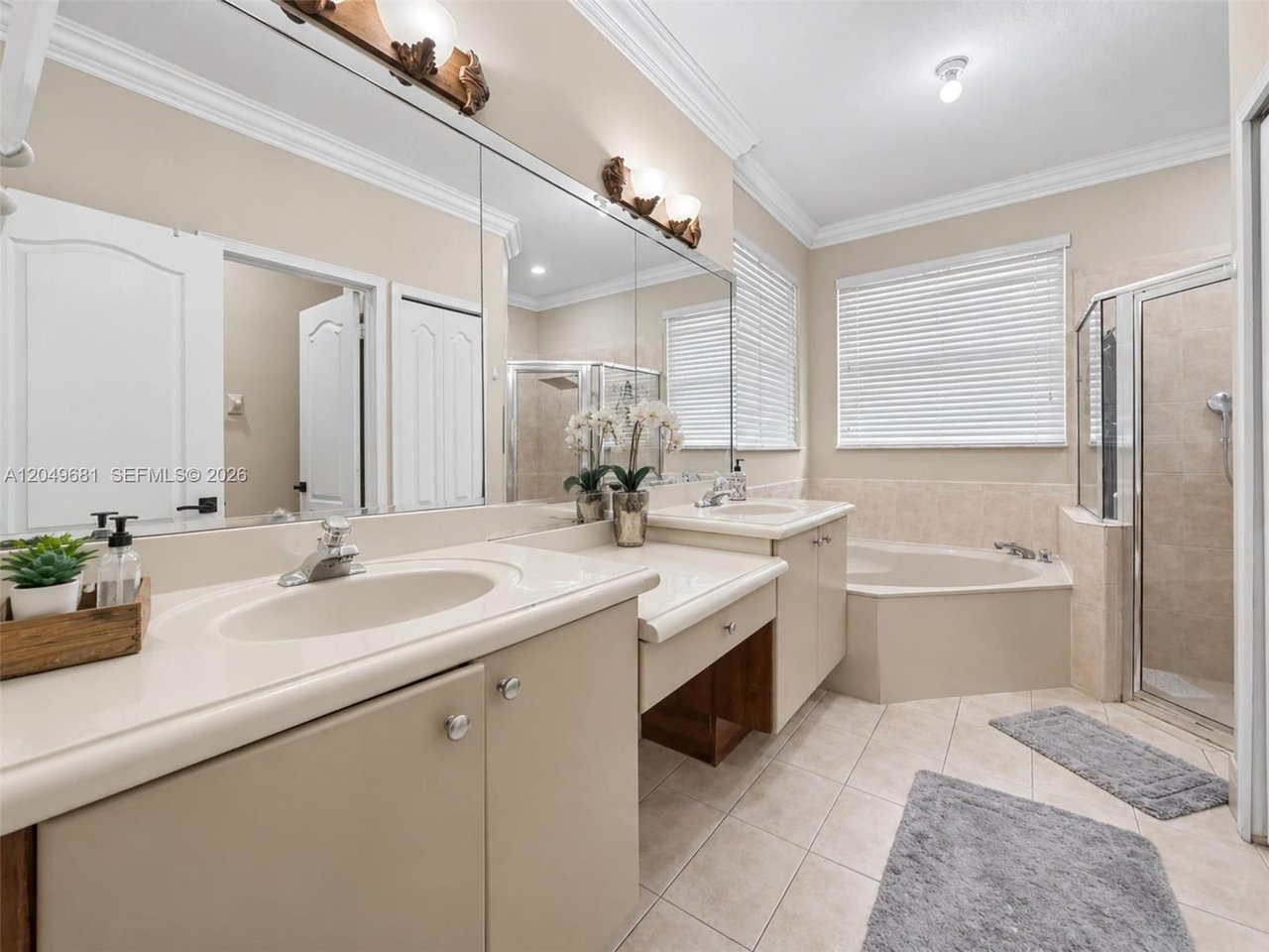 16519-sw-67-terrace-miami-home-for-sale-living-area