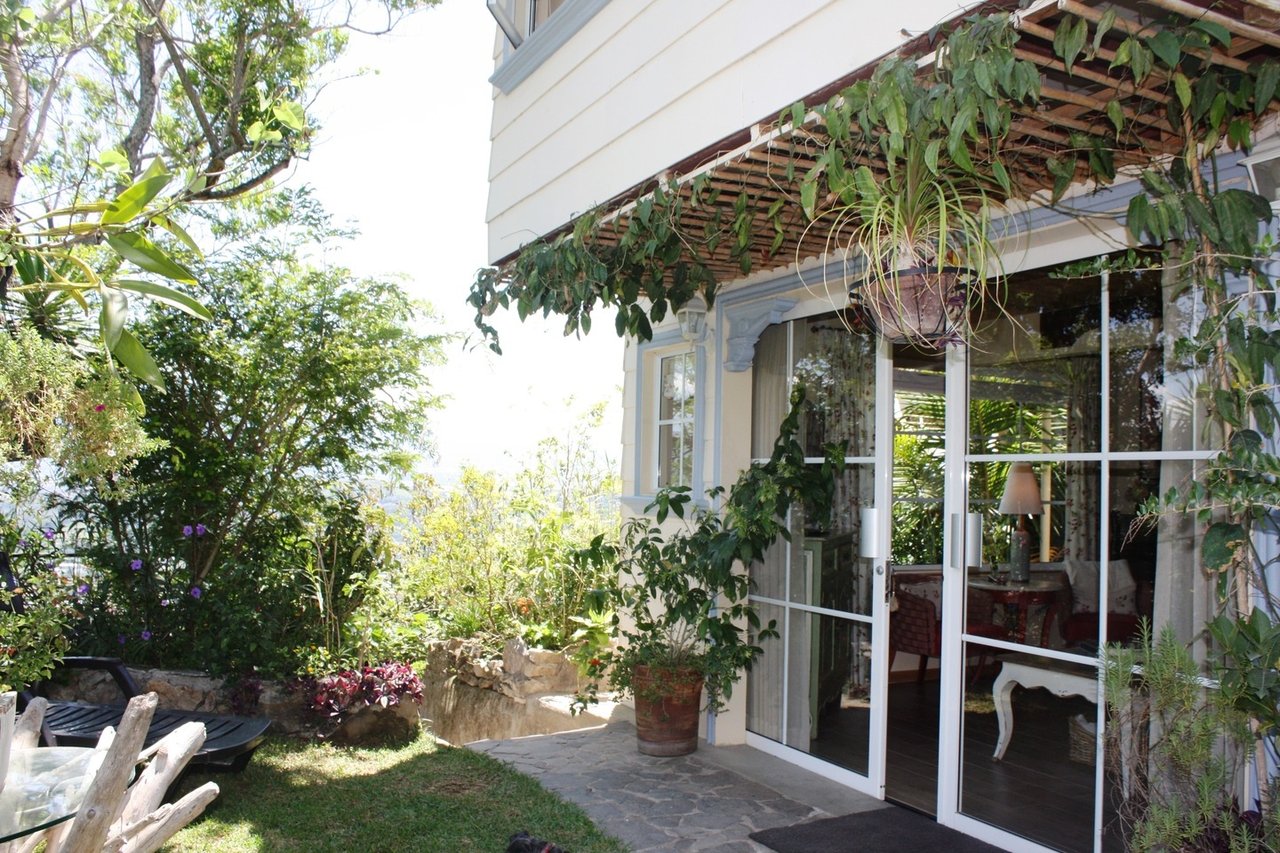 Fully Furnished Provenzal Estate