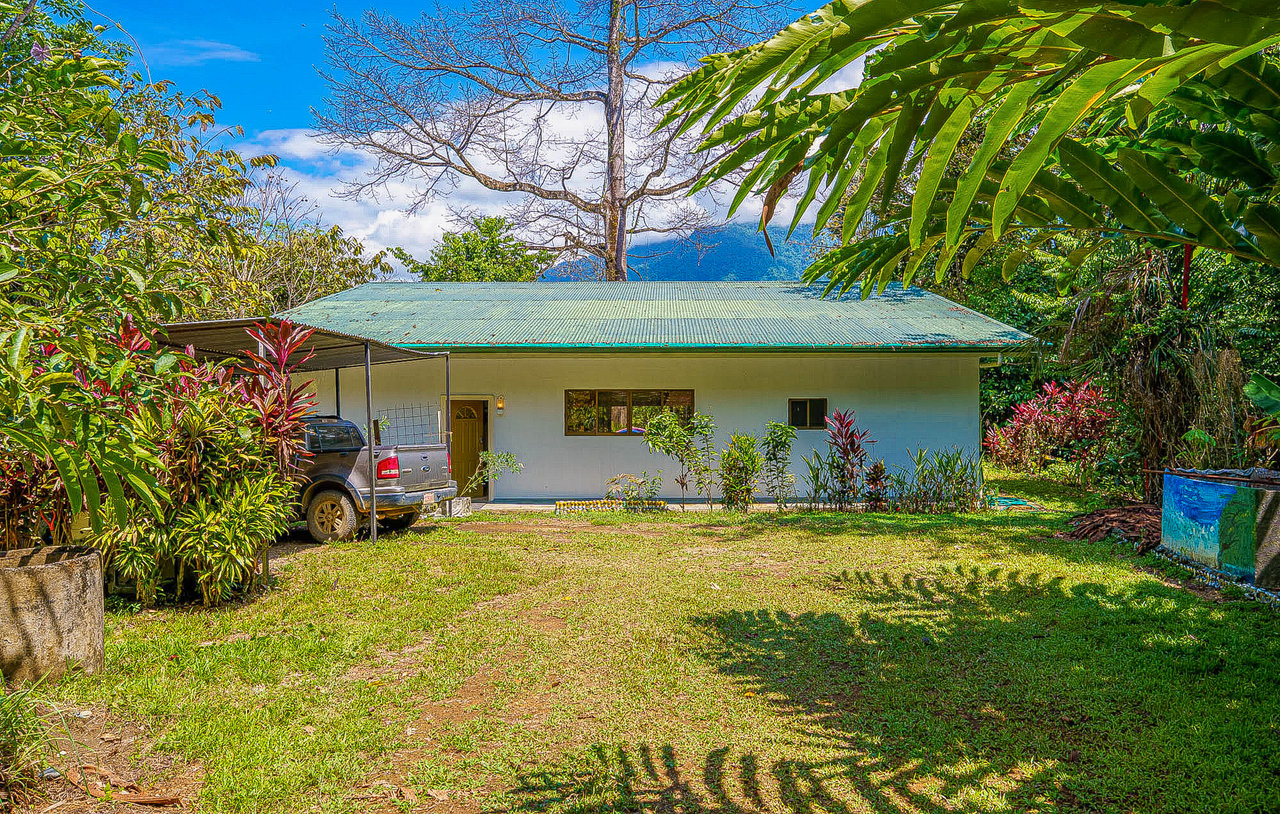 Charming 2-Bedroom Home in Ojochal, right off Finca Marañon, with stunning jungle & mountains views.