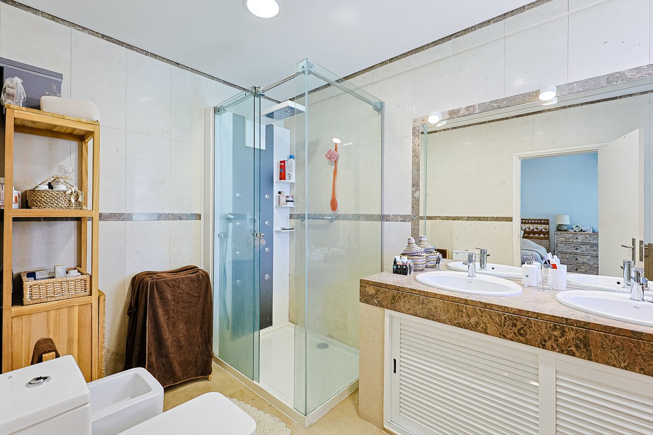 Exclusive 4,000 m² Estate in Azeitão with Tennis Court, Spa & Approved Development Project