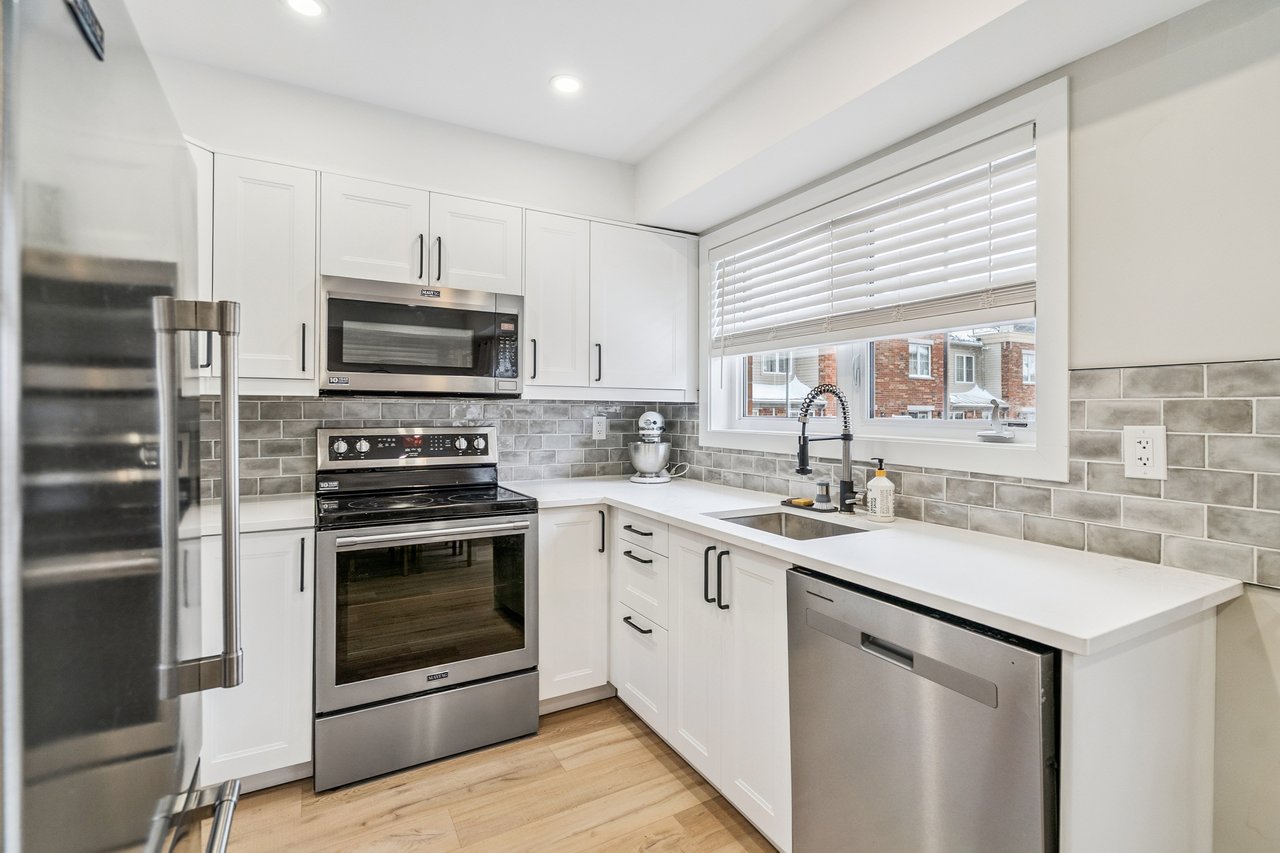 Stylish 2 Bedroom Stacked Townhouse in Oakville's Uptown Core