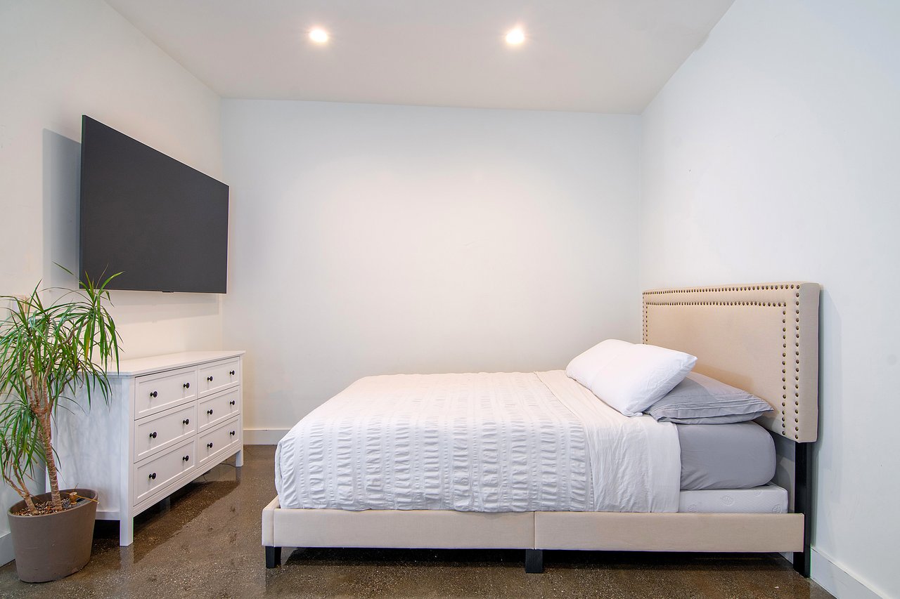 Sanctuary Paradise, N Citrus Ave, 90036