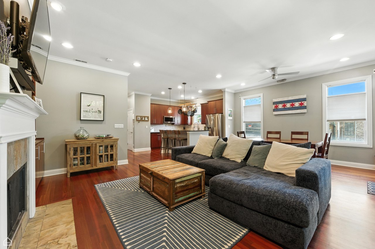 2343 W Montrose Avenue Unit: 101