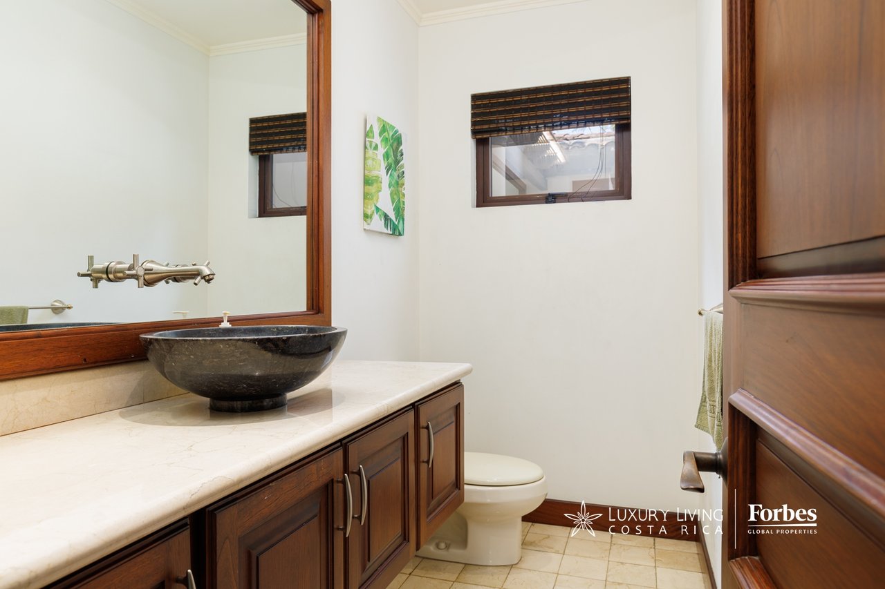20336 - Luxury 5-bedroom home with an office and terrace in Cerro Alto, Escazú