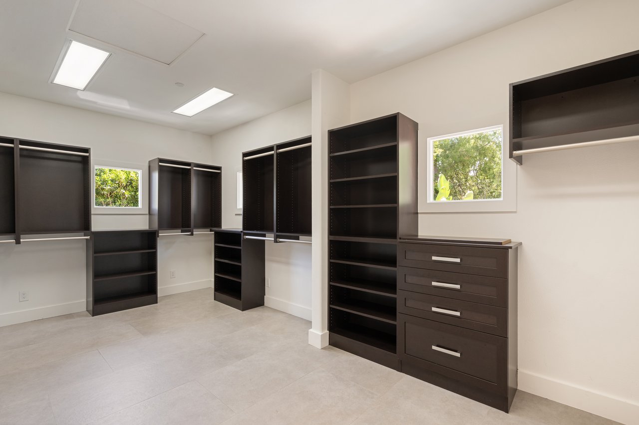 1805 Holly Tree Lane