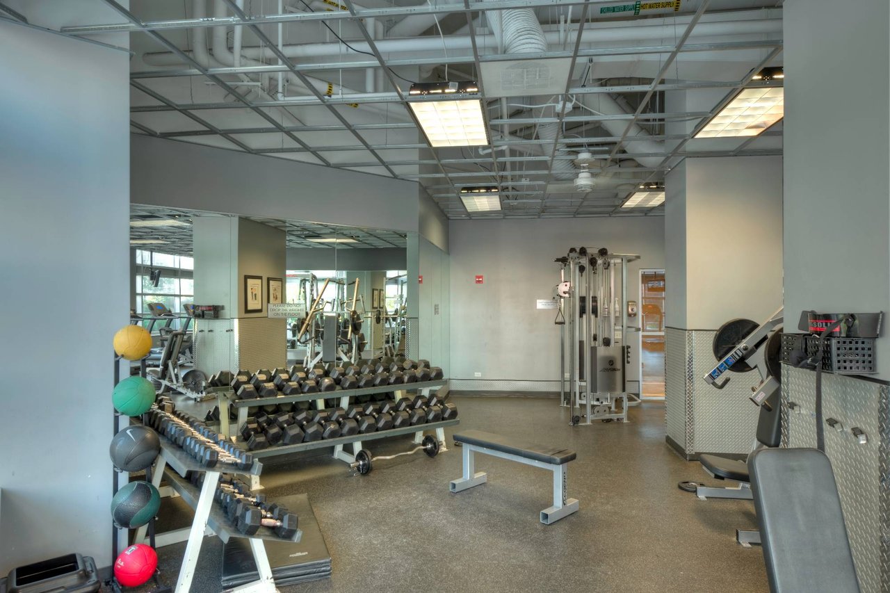 545 N Dearborn St - Grand Plaza - picture of building's fitness center