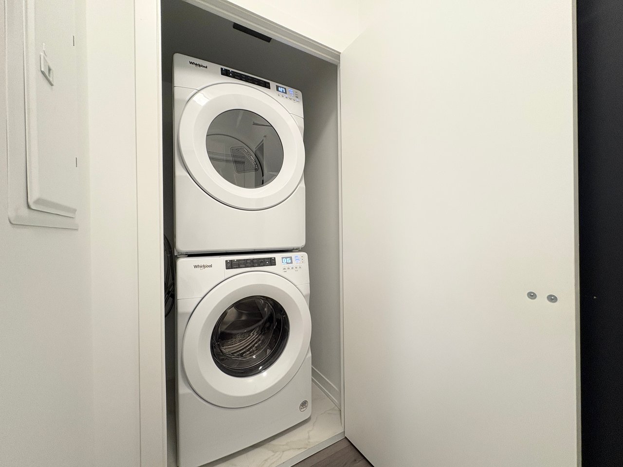 395 Dundas Street W Unit: 223