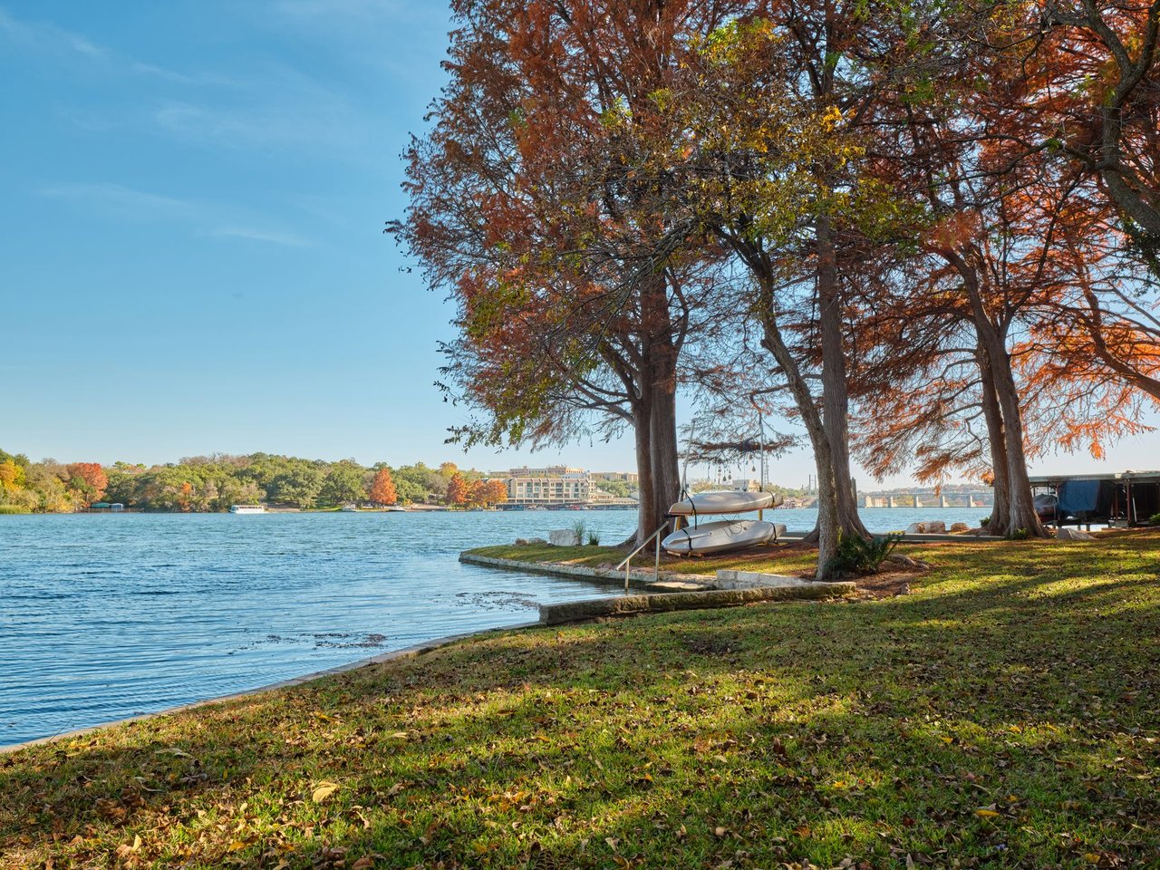 LAKESHORE HORIZON: WATERFRONT VILLA WITH LAKE & CITY VIEWS