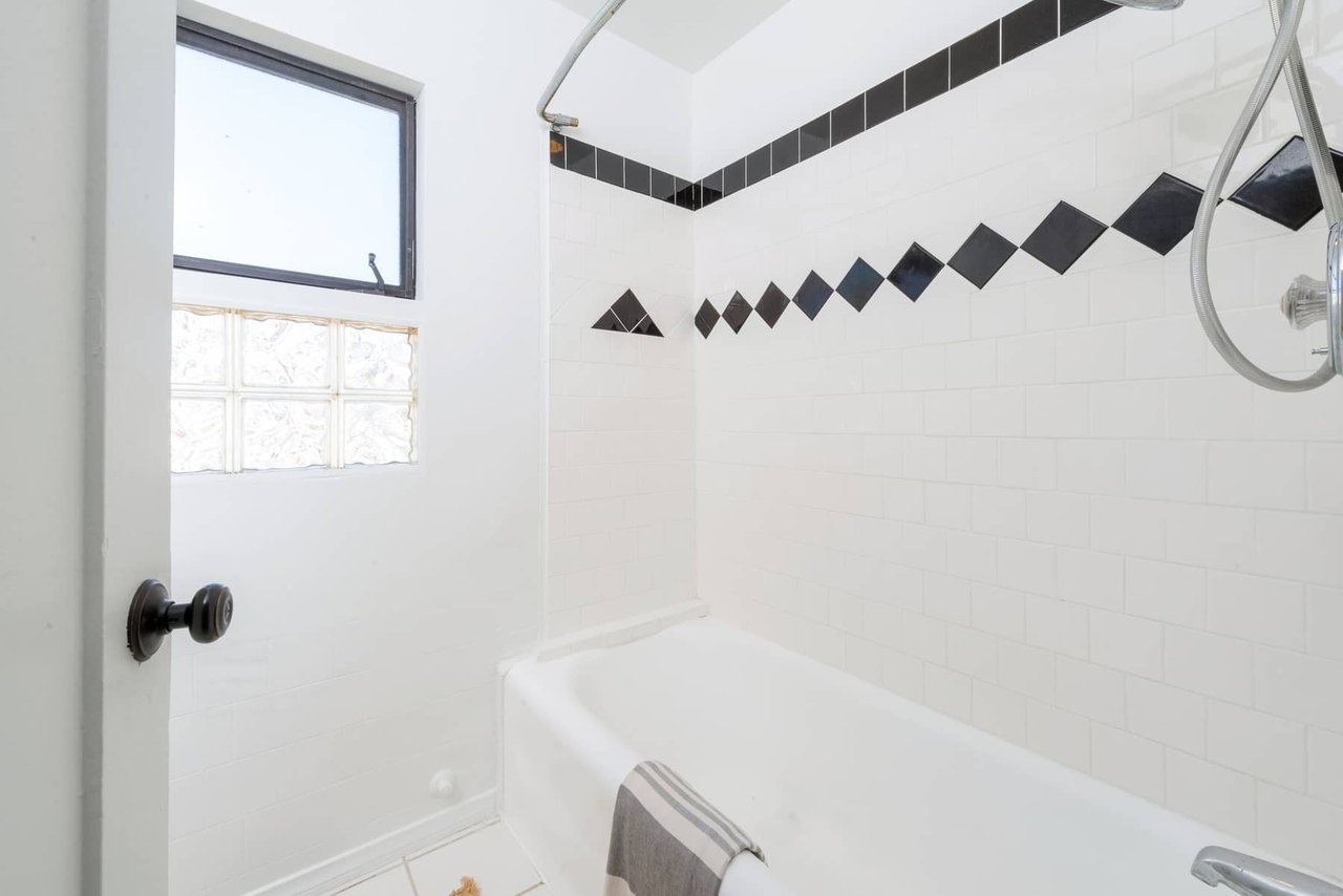 Silver Lake Hide-Away with Views and Guest Suite!