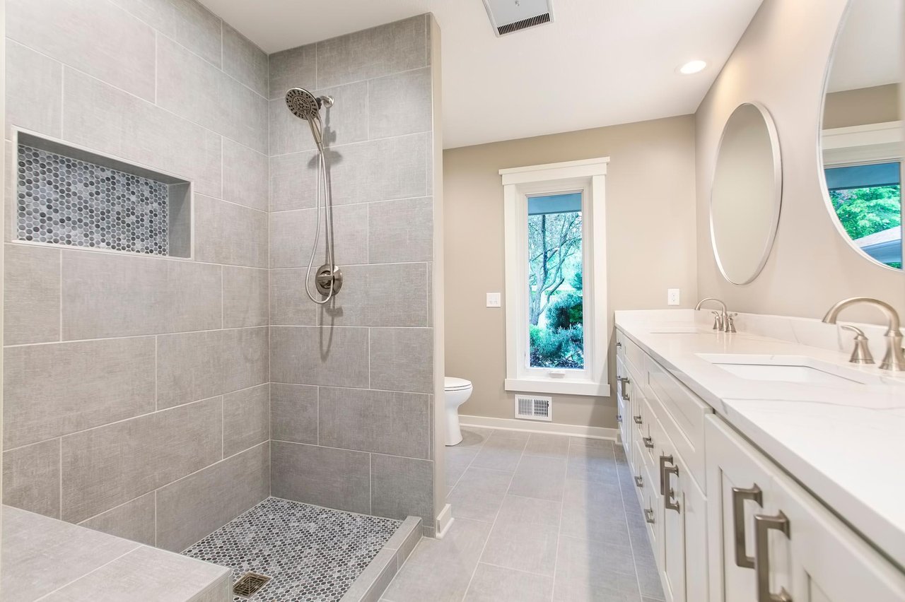 Beautifully Remodeled Bayswater Townhome!