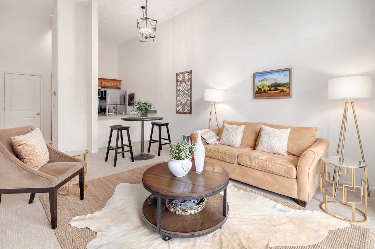 Charming Light and Bright Condo on Mercer Island