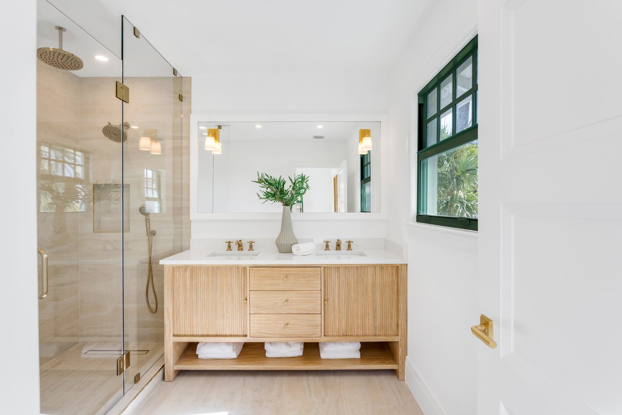 Charming Like New Residence In Town